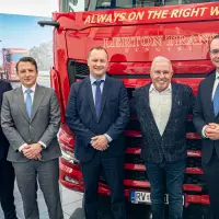 Von links nach rechts: Daniel J. Heller (Sales Manager von DAF Hungary Kft.), Dávid Kiss (European Sales Direktor von DAF Trucks), Ferenc Ujszászi (Geschaftsführer von DAF Hungary Kft.), Bálint Révész (Gründer und Inhaber der Révész Logisztikai Holding Zrt.) und Harald Seidel (Präsident von DAF Trucks). Von links nach rechts: Daniel J. Heller (Sales Manager von DAF Hungary Kft.), Dávid Kiss (European Sales Direktor von DAF Trucks), Ferenc Ujszászi (Geschaftsführer von DAF Hungary Kft.), Bálint Révész (Gründer und Inhaber der Révész Logisztikai Holding Zrt.) und Harald Seidel (Präsident von DAF Trucks).