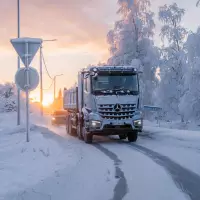 Der batterieelektrische Mercedes-Benz eArocs 400 hat intensive Wintertests am finnischen Polarkreis bei Temperaturen bis minus 20 Grad erfolgreich absolviert und dabei seine Einsatzfähigkeit im urbanen Bauverkehr unter Beweis gestellt.