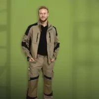 Klassisch werden Logos und Embleme auf Jacken- oder Brusttasche platziert, manche Betriebe entscheiden sich auch für Rückenmotive, Ärmel- oder Taschenlösungen. Workwear, wie hier die "ACTIVIQ" im Mietservice der DBL, bieten dafür EasyBrand-Zonen. Klassisch werden Logos und Embleme auf Jacken- oder Brusttasche platziert, manche Betriebe entscheiden sich auch für Rückenmotive, Ärmel- oder Taschenlösungen. Workwear, wie hier die "ACTIVIQ" im Mietservice der DBL, bieten dafür EasyBrand-Zonen.