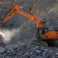 Eigenentwicklung: Der Develon DX08V-Motor ersetzt den bisherigen Scania-Motor und sorgt für eine Leistung von 227 kW/304 PS (DX360LC-9) und 254 kW/341 PS (DX400HD-9).