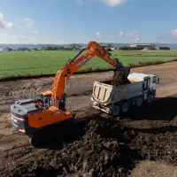 Mit seinem Smart Around View Monitor (SAVM)-Kamerasystem und Personenerkennungssystem,
DEVELON E-Stop und der Möglichkeit, virtuelle Wände zu ziehen, minimiert der DX300LC-9 Unfallgefahren auf Baustellen.
