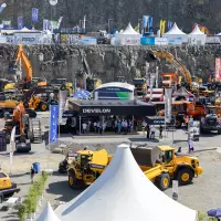 Einladendes Standkonzept: 2023 hat DEVELON erstmals an der steinexpo teilgenommen. Die Vertriebler und viele Kunden sowie Interessenten fiebern dem diesjährigen Messe-Auftritt entgegen. 
