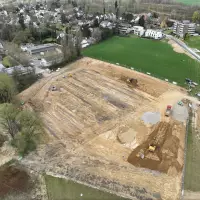 Die Topografie des Geländes, die Grundwasser-Situation durch die Hanglage und dem vorhandenen Lehmboden machten es erforderlich zwei Baugruben zu erstellen.
Die Topografie des Geländes, die Grundwasser-Situation durch die Hanglage und dem vorhandenen Lehmboden machten es erforderlich zwei Baugruben zu erstellen.