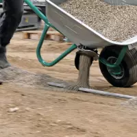 Hunklinger bringt Dosier-Schubkarre als Ergänzung zu bewährten Hand-Abziehgeräten auf den Markt.