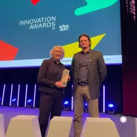 Dynasets Geschäftsführerin Anni Karppinen und Forschungs- und Entwicklungsleiter Pasi Yli-Kätkä haben den Preis bei der Preisverleihung der Intermat Innovationspreise entgegengenommen.
