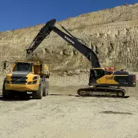 Der Volvo EC400 Hybrid und der A40-Dumper agieren bei Clariant im Bentonitabbau als eingespieltes Team.
Der Volvo EC400 Hybrid und der A40-Dumper agieren bei Clariant im Bentonitabbau als eingespieltes Team.
