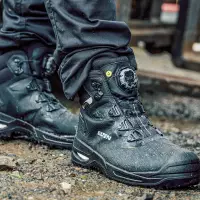 Der Sicherheitsstiefel „Antonio XXSG GTX Mid ESD S3S WR CI“ besteht aus dem extrem robusten Obermaterial „Extraguard“ von Gore-Tex, das 40 % leichter als Leder und trotzdem sehr widerstandsfähig ist. Quelle: Elten