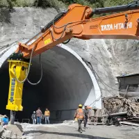 Beim Shimla Bypass Projekt in Indien kommt Epiroc Technik in geologisch anspruchsvollem Himalaya-Gelände zum Einsatz. Das rund 27,4 Kilometer lange Infrastrukturprojekt soll den Durchgangsverkehr aus Shimla herausführen, Staus reduzieren und die regionale Mobilität verbessern. In sensiblen Tunnelabschnitten stießen konventionelle Sprengverfahren an Grenzen, unter anderem wegen der Nähe zu bewohnten Bereichen sowie strenger Sicherheits- und Genehmigungsanforderungen. Epiroc empfahl nach einer technischen Analyse den Hydraulikhammer HB 3600 DP, um den Vortrieb auch bei eingeschränkten oder ausgesetzten Sprengarbeiten fortzuführen.
