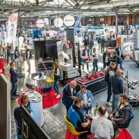 Gelegenheit für produktive Gespräche am Stand gab es bei der Fachtagung Abbruch 2026 reichlich. Neue Ideen, spannende Kontakte und innovative Lösungen wurden in der ausverkauften Fachausstellung mit insgesamt 125 Ausstellern ausgetauscht. Quelle: Jule Halsinger