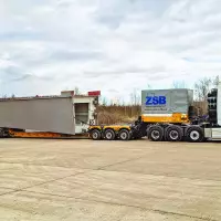 ZSB transportierte mit einer modular zusammengestellten CombiMAX-Kombination von Faymonville ein Brückenteil für die Hafenbrücke in Nürnberg und nutzte dabei die flexible Konfiguration des Baukastens für diesen anspruchsvollen Schwertransport.