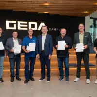  V. l. n. r.: Stefan Munk (25 Jahre), Dominik Feldner (25 Jahre), Ralf Gottwald (40 Jahre), Johann Sailer, Dietmar Mayer (40 
Jahre), Stefan Schweitzer(25 Jahre), Thomas Hillenbrand (25 Jahre) 
