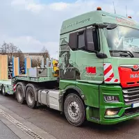 Mit dem neuen 4-Achs MultiMAX Satteltieflader von Faymonville mit um 2.800 mm teleskopierbarer Ladefläche, tiefen Radmulden, integrierter Löffelstielmulde, Verbreiterungen, Doppelrampen und hydraulisch gelenkten Achsen erweitert die Geiger Gruppe ihre Transportkapazitäten um eine vielseitige und wendige Lösung für anspruchsvolle Baustelleneinsätze. Mit dem neuen 4-Achs MultiMAX Satteltieflader von Faymonville mit um 2.800 mm teleskopierbarer Ladefläche, tiefen Radmulden, integrierter Löffelstielmulde, Verbreiterungen, Doppelrampen und hydraulisch gelenkten Achsen erweitert die Geiger Gruppe ihre Transportkapazitäten um eine vielseitige und wendige Lösung für anspruchsvolle Baustelleneinsätze.