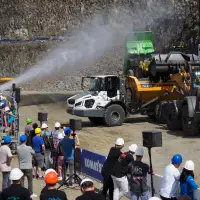 Der Live-Effekt mit der Allgemein-Demo und vielen weiteren Maschinen in Aktion ist ein Alleinstellungsmerkmal der Messe im Steinbruch. Der Live-Effekt mit der Allgemein-Demo und vielen weiteren Maschinen in Aktion ist ein Alleinstellungsmerkmal der Messe im Steinbruch.