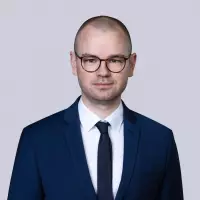 BAUINDUSTRIE-Hauptgeschäftsführer Tim-Oliver Müller begrüßt die verteidigungspolitischen Akzente im Bundeshaushalt 2027, fordert jedoch deutlich steigende und preisbereinigte Investitionen in Verkehrsinfrastruktur und Wohnungsbau.
