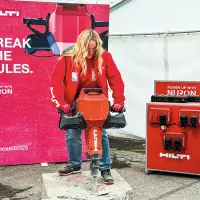 Akkupower ohne Kompromisse. Die nächste Nuron Akku-Generation soll noch mehr Leistung und Laufzeit bringen – auch für schweres Gerät. Was möglich ist, durften die Unboxed-Teilnehmer selbst ausprobieren. Quelle: Tobias Kiehstaller
