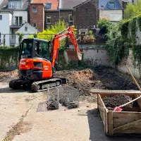 Mit einem Hydraulikhammer ausgestattet übernahm ein Minibagger von HKL das Aufbrechen des Asphalts am neuen Standort des Allerweltshaus Köln e.V. Mit einem Hydraulikhammer ausgestattet übernahm ein Minibagger von HKL das Aufbrechen des Asphalts am neuen Standort des Allerweltshaus Köln e.V.