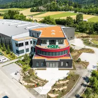 Doppelter Grund zum Feiern bei Holp: Im Juni 2026 feierte das Unternehmen sein 25-jähriges Bestehen und weihte gleichzeitig ein neues, rund 5.000 m² großes Betriebsgebäude ein. Foto: Holp