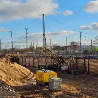 Temporäre Litzenanker stabilisieren die Baugrube auf dem Fürther Hornschuchcampus trotz sandigem Baugrund und Bahnverkehr.