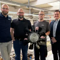 Die Horton Europe-Mitarbeiter, die maßgebend am Serienstart der LCX100-Lüfterkupplung beteiligt waren, präsentieren eine der ersten seriell produzierten LCX100-Kupplungen, hier mit einem MS9 Lüfter von Horton. Auf dem Bild von links nach rechts: Dominik Derleder (Teamleiter Application Engineering), Markus Ploss (Produktionsleiter), Dieter Tilsner (Bereichskoordinator Montage), Jordan DeBruhl (Vertriebsleiter Off-Highway Europe).
