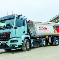 Erfolgreiches Gespann: Der MAN eTGS 4×2 BL SA mit 400 kW (544 PS) zeigte in Kombination mit dem Kögel-Muldenkipper, dass lokal emissionsfreie Antriebe auch im Baustelleneinsatz überzeugen. Quelle: Treffpunkt.Bau
