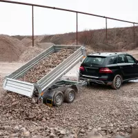 Der Gersthofer Anhängerhersteller Humbaur war laut Neuzulassungszahlen des Kraftfahrt-Bundesamts 2025 mit 27.856 Einheiten erneut die meistzugelassene Anhängermarke im Segment bis 3,5 t zGG und führt den Erfolg unter anderem auf feuerverzinkte Fahrgestelle, geschweißte Stahlbrücken sowie einen hohen Individualisierungsgrad im Sonderbau zurück. Der Gersthofer Anhängerhersteller Humbaur war laut Neuzulassungszahlen des Kraftfahrt-Bundesamts 2025 mit 27.856 Einheiten erneut die meistzugelassene Anhängermarke im Segment bis 3,5 t zGG und führt den Erfolg unter anderem auf feuerverzinkte Fahrgestelle, geschweißte Stahlbrücken sowie einen hohen Individualisierungsgrad im Sonderbau zurück.