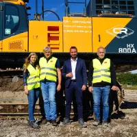 Gute Zusammenarbeit (v.l.n.r.): Isabelle Manns, Gerd Manns; Lukas Giancane
(CR-Rental) und Bauleiter Rainer Fränkel (Manns).