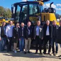 Konzernchef Jan Werner Jensen (4.v.r) begrüßte Michael Ellinger 5.v.r) mit seiner Vertriebsmannschaft im Werk zusammen mit Martin Werthenbach (3.v.r.) und Mario Haun (ganz links). Konzernchef Jan Werner Jensen (4.v.r) begrüßte Michael Ellinger 5.v.r) mit seiner Vertriebsmannschaft im Werk zusammen mit Martin Werthenbach (3.v.r.) und Mario Haun (ganz links).