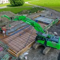 Der neue Hyundai-Kettenbagger HX300A der Keller Bauunternehmung bei Betonierarbeiten mit einem 1.200 l fassenden Betonkübel. Mit Verstellausleger und Zusatzstiel erreicht der 30-t-Bagger eine Ausladung von 13.078 mm mit einer Resttraglast von 3.000 kg. Quelle: Hyundai/Bamag