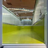 Das Unternehmen SystARG entwickelt sich vom Spezialisten für Kunststoffauskleidungen zum Komplettanbieter im Schüttguttransport und tritt ab Januar 2026 als SystARG Bulk Handling Solutions auf, um die neue Partnerschaft mit Reisch, das erweiterte Muldenangebot, die „QuickSilver“-Effizienzlösungen und die zusätzlichen Service- und Verschleißschutzleistungen sichtbar zu bündeln. Das Unternehmen SystARG entwickelt sich vom Spezialisten für Kunststoffauskleidungen zum Komplettanbieter im Schüttguttransport und tritt ab Januar 2026 als SystARG Bulk Handling Solutions auf, um die neue Partnerschaft mit Reisch, das erweiterte Muldenangebot, die „QuickSilver“-Effizienzlösungen und die zusätzlichen Service- und Verschleißschutzleistungen sichtbar zu bündeln.