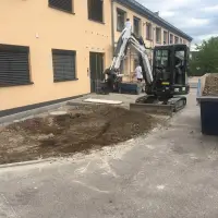  Dank RotoTop ist das Arbeiten bis ganz dicht an Wände und Gebäude heran kein Problem, sodass Handarbeit wegfällt.

