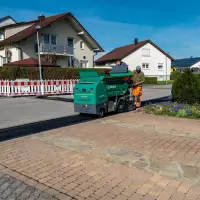 Pilotbaustelle in Rangendingen: Bei einer Maßnahme zur Netzverstärkung setzte das ausführende Bauunternehmen einen batterieelektrischen Vögele Fertiger und eine E-Walze von Hamm ein.
Pilotbaustelle in Rangendingen: Bei einer Maßnahme zur Netzverstärkung setzte das ausführende Bauunternehmen einen batterieelektrischen Vögele Fertiger und eine E-Walze von Hamm ein.