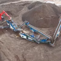 Der Kleemann Anlagenzug besteht hier aus der Grobstücksiebanlage MOBISCREEN MSS 502 EVO, dem Prallbrecher MOBIREX MR 100 NEO und zwei MOBIBELT Haldenbändern.
