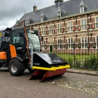 Im Rahmen einer exklusiven Partnerschaft stellen die Group Verschueren (Belgien) und Kärcher erstmals eine Lösung vor, die die elektrische Unkrautentfernung für Kommunen und Dienstleister zugänglich macht.
Im Rahmen einer exklusiven Partnerschaft stellen die Group Verschueren (Belgien) und Kärcher erstmals eine Lösung vor, die die elektrische Unkrautentfernung für Kommunen und Dienstleister zugänglich macht.