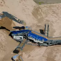 Die mobile Grobstücksiebanlage Mobiscreen MSS 802 Evo kommt vor allem bei der Aufbereitung von Mutterboden und Kies zum Einsatz.