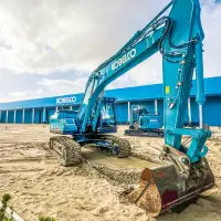 Die neue Kobelco Europazentrale in Lelystad umfasst auch einen 3.500 m² großen und 5 m tiefen Vorführbereich, der praxisnahe Maschinentests ermöglicht. Quelle: Treffpunkt.Bau Die neue Kobelco Europazentrale in Lelystad umfasst auch einen 3.500 m² großen und 5 m tiefen Vorführbereich, der praxisnahe Maschinentests ermöglicht. Quelle: Treffpunkt.Bau