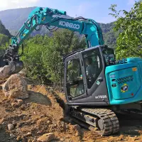 Mit dem SK75SR-7 Side Drain präsentiert Kobelco auf der GaLaBau einen Offset-Bagger, der bei besonderen Aufgaben Vorteile bietet.