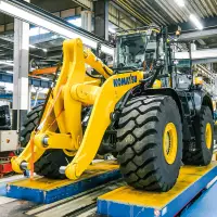 Radlader vom kompakten 5-Tonner bis zum 35 t schweren WA500 werden in Hannover gefertigt. 40 % der am Standort produzierten Maschinen verbleiben im deutschen Markt, was die Bedeutung des Heimatmarktes unterstreicht. Quelle: Treffpunkt.Bau