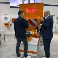 Oliver Schmidt, Vertriebsinnendienst bei LEHNER, erklärt die Besonderheiten des neuen POLARO® C. Oliver Schmidt, Vertriebsinnendienst bei LEHNER, erklärt die Besonderheiten des neuen POLARO® C.