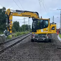 Für die Erd- und Gleisbauarbeiten kamen ein Zweiwegebagger A 922 Rail sowie eine Planierraupe PR 716 zum Einsatz.