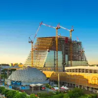 Vier Liebherr 280 HC-L Verstellauslegerkrane beim Bau des „Triangle“ in Paris.