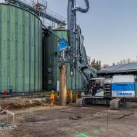 Das Ramm- und Bohrgerät LRB 19 und der Rüttler LV 23 von Liebherr sind für Rammarbeiten perfekt aufeinander abgestimmt. Das Ramm- und Bohrgerät LRB 19 und der Rüttler LV 23 von Liebherr sind für Rammarbeiten perfekt aufeinander abgestimmt.