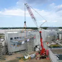 Der LTM 1650-8.1 musste direkt am angrenzenden Gebäudeteil aufgebaut werden, um die 87 Tonnen schwere Rohrleitungsbrücke auf ihre Stahlbetonpfeiler zu heben. Der Ballastradius war beim Schwenken aufgrund der nahen Wand auf 6,40 Meter gestellt und konnte …
