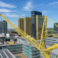104 Meter Ausladung: Über die Dächer des Parlaments hinweg werden die bis zu fünf Tonnen schweren Anlagenkomponenten eingehoben. 104 Meter Ausladung: Über die Dächer des Parlaments hinweg werden die bis zu fünf Tonnen schweren Anlagenkomponenten eingehoben.