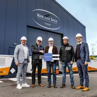 Schlüsselübergabe – Eine solch energiegeladene Partnerschaft muss gebührend gefeiert werden (v.l.n.r): Stefan Kohler und Joachim Eußem (beide Sales Manager bei Liebherr), Erik van Audenrode (vertrieblicher Geschäftsführer bei Van der Spek), Stephan Lausmann (Sales Director BatteryBased Energy Solutions bei Liebherr) und Jörgen Spapens (Verantwortlicher für den Lagerpark).
Schlüsselübergabe – Eine solch energiegeladene Partnerschaft muss gebührend gefeiert werden (v.l.n.r): Stefan Kohler und Joachim Eußem (beide Sales Manager bei Liebherr), Erik van Audenrode (vertrieblicher Geschäftsführer bei Van der Spek), Stephan Lausmann (Sales Director BatteryBased Energy Solutions bei Liebherr) und Jörgen Spapens (Verantwortlicher für den Lagerpark).