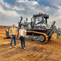 Lionel und Matt Whitnell mit ihrer Liebherr-Planierraupe PR 736 G8, das familiäre Know-how mit moderner Technologie verbindet. Lionel und Matt Whitnell mit ihrer Liebherr-Planierraupe PR 736 G8, das familiäre Know-how mit moderner Technologie verbindet.