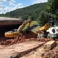 Insgesamt 13 Liebherr-Erdbewegungsmaschinen waren beim Abbruch der Zeller Brücke im täglichen Einsatz.
