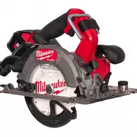 Mit der M18 FUEL Akku-Kreissäge 165 mm M18 FCSDC165-552C ergänzt Milwaukee seine M18-Plattform um ein Werkzeug, das den hohen Anforderungen professioneller Anwender im Holzbau gerecht wird.