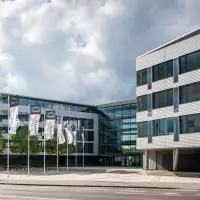 MAN Truck & Bus hat mit der Arbeitnehmervertretung und der IG Metall das Programm MAN2030+ vereinbart, das bis 2028 Kostensenkungen von rund 900 Millionen Euro vorsieht und die Wettbewerbsfähigkeit des Unternehmens stärken soll. Gleichzeitig plant MAN bis Ende 2030 Investitionen von fast einer Milliarde Euro in deutsche Standorte und sichert Beschäftigung sowie tarifliche Leistungen bis mindestens 2035 ab.