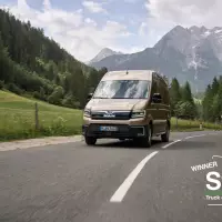 Der MAN TGE Next Level ist als „Sustainable Van of the Year 2026“ ausgezeichnet worden, weil das Modelljahr 2025 mit neuer Elektronikarchitektur, modernisiertem Fahrerarbeitsplatz und erweiterten Assistenzsystemen vor allem bei Sicherheit, Ergonomie und Alltagstauglichkeit spürbar zugelegt hat.