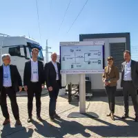 Bei der Bidi-eTruck-Premiere von Projekt SPIRIT-E  in Regensburg (v.l.): Thomas Ille, Leiter Early Pilots & Innovation Partnering bei MAN Truck & Bus, Conrad Mummert, Lead SBRS Europe, Markus Schmid, Geschäftsführer Spedition Schmid, Sandra Wimmer, Vorstandsmitglied REWAG, Prof. Dr.-Ing Markus Lienkamp, Lehrstuhl für Fahrzeugtechnik TUM.